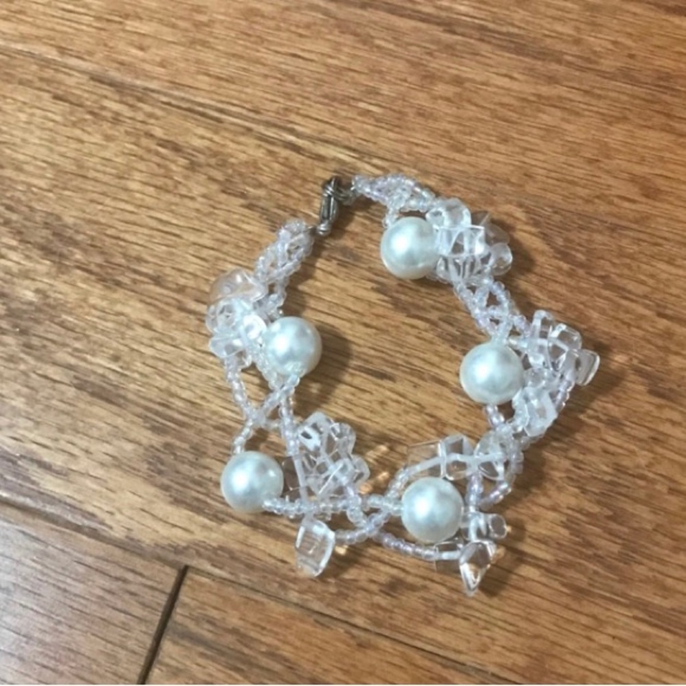 Elegant Pearl and Crystal beaded Bracelet
